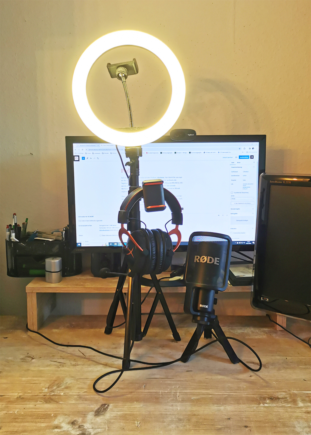 Arbeitsplatz mit Mikrofon, Rundlicht, Headset und Monitor